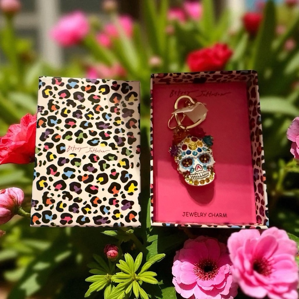 Betsey Johnson Multicolor Skull Keychain with Gold Heart Clasp NWT
